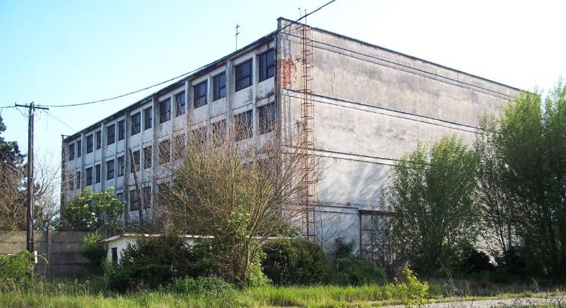 Fotókon az omladozó egykori tapolcai laktanya, amely még ma is felkavarja az érzelmeket