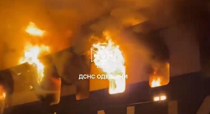 Hátba szúrta Putyin Erdogant? Lángoló pokollá változtak a török hajók, órákkal az elnöki találkozó után csapódtak be a rakéták (VIDEÓ)