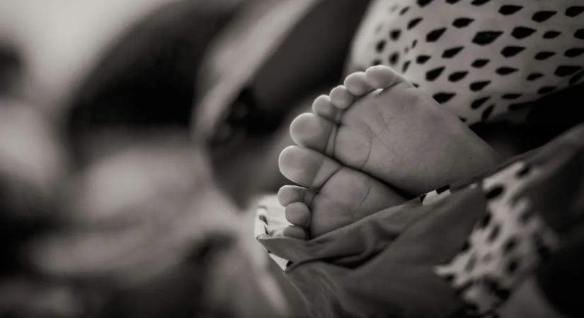 Az orvosok is megdöbbentek: egy kihordott kisfiú bújt meg a 10 kilós méhdaganat mögött