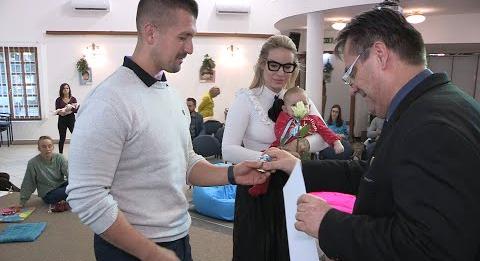 Az Élet Csengettyűjét kapták meg a gyenesdiási babák (tvkeszthely.hu)