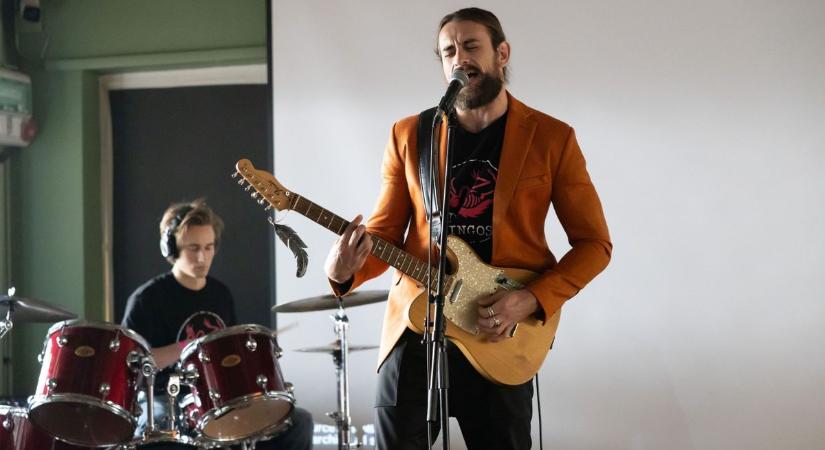 Egyre extrémebb kívánságokkal állt elő a zenei menedzser