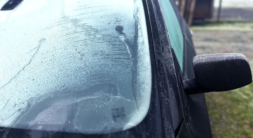 Így olvaszd le a jeges szélvédőt könnyen, gyorsan és kártétel nélkül – autószerelő ad tuti tippeket