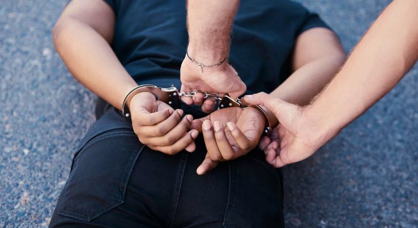 „Egy csirkecombot kérek!” – ezzel a titkos jelszóval árulták a drogot egy eldugott utcában – fotók