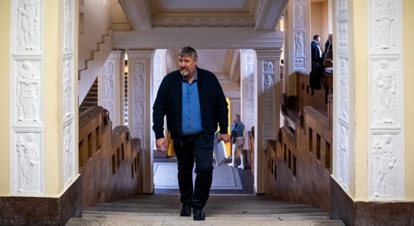 Hadházy: A bukott exfideszes Simonka György beismerte, ő szerzett jól fizető, alibi állást egy másik fideszesnek