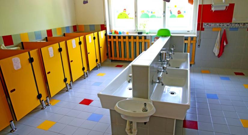 Falhoz szorította és fojtogatta a szibériai óvónő a hároméves kislányt – videó