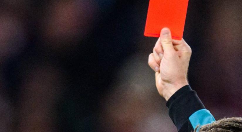 Arcon ütötte a bírót, majd a térdébe talpalt, örökre eltiltották a 19 éves magyar labdarúgót