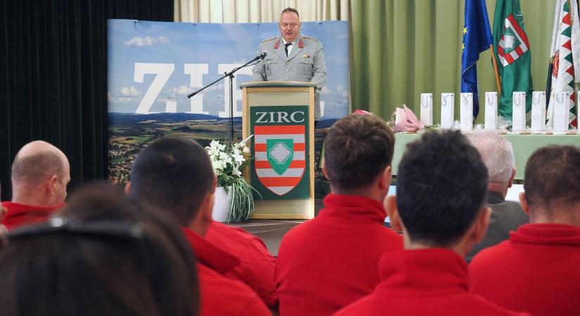 Húsz éve a Bakony hősei – Ünnepeltek a piros ruhás, piros autós zirci tűzoltók (képgaléria)