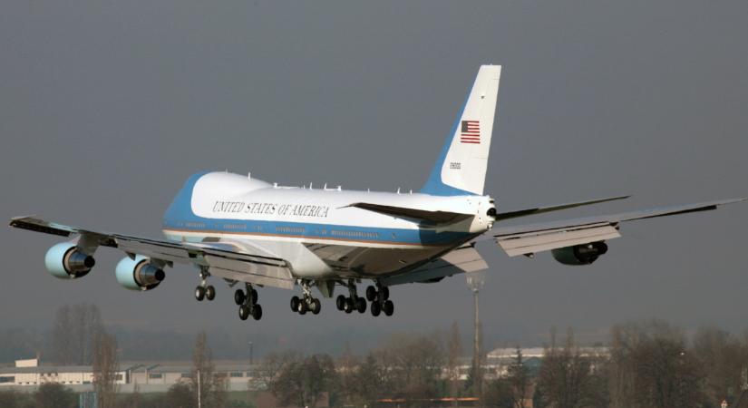 Trump tombolni fog: hatalmasat késik a repülője