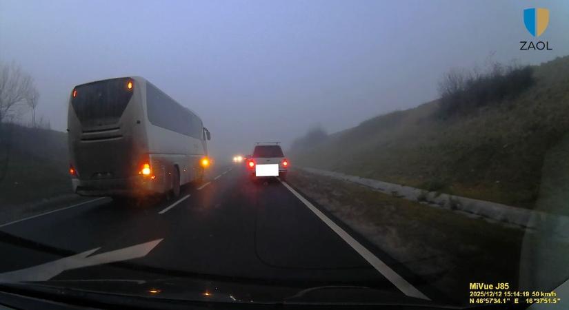Kis híján tragédia a 76-os főúton: életveszélyes előzést rögzített a fedélzeti kamera (videó)