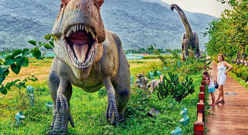 Videón a valaha volt egyik legszórakoztatóbb szabályszegés – mutatjuk az elszabadult T-Rexet