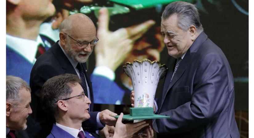 Életműdíjat vehetett át Széles Gábor a Videoton évzáró gáláján (fotók)