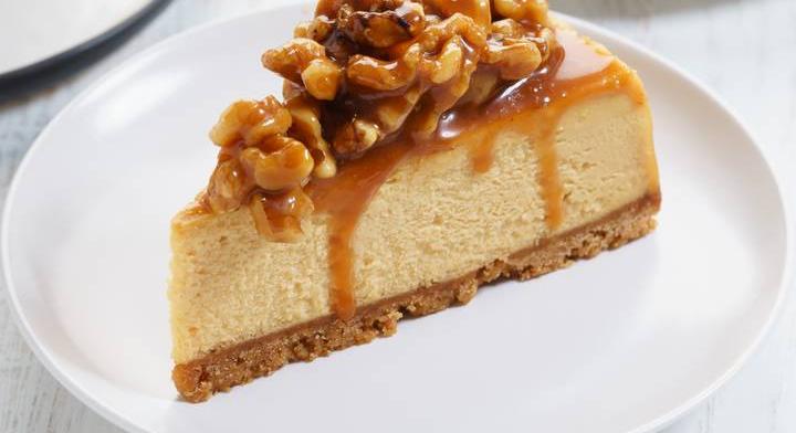 Krémes, diós sajttorta juharsziruppal: a kekszes alapba is dió sül