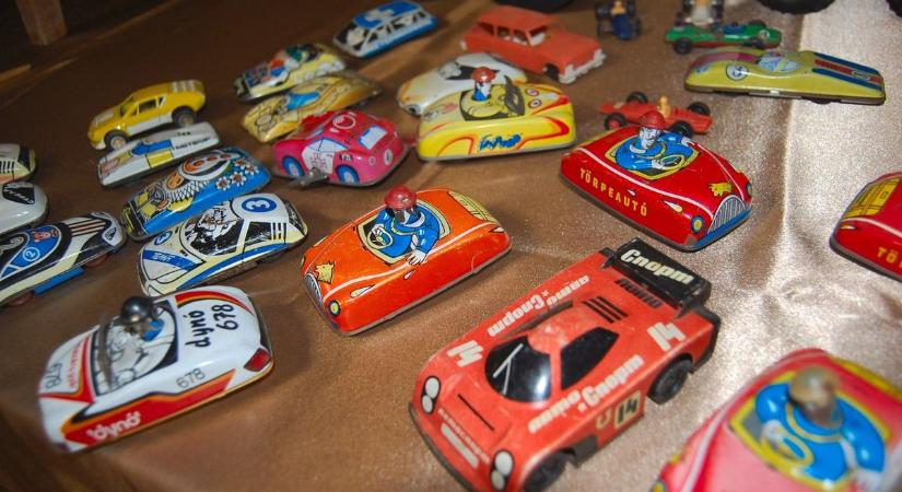 Retró játékok, amelyek generációkat kötnek össze – időutazásra hív a tiszaalpári könyvtár – fotók, videó