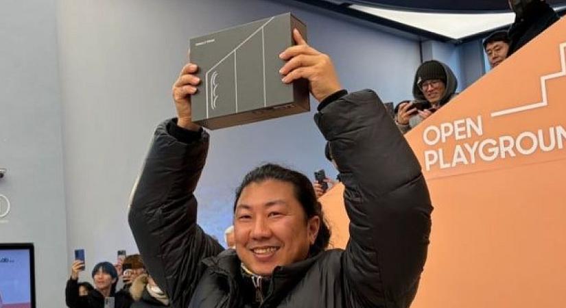 Egy teljes napon át fagyoskodott, hogy övé lehessen a világ első Samsung Galaxy TriFold-ja