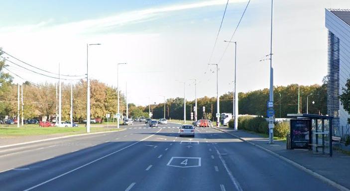 Busz és autó ütközött Debrecenben