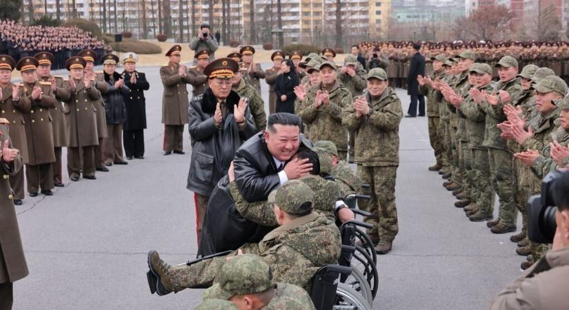 Maga Kim Dzsong Un köszöntötte az Ukrajnából hazatérő észak-koreai katonákat