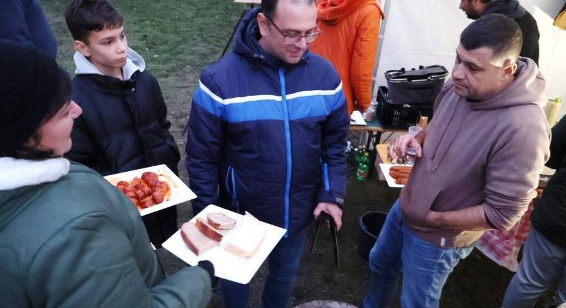 Kétszer annyi csapat vágott neki a kolbásztöltésnek Bölcskén, mint az elmúlt évben