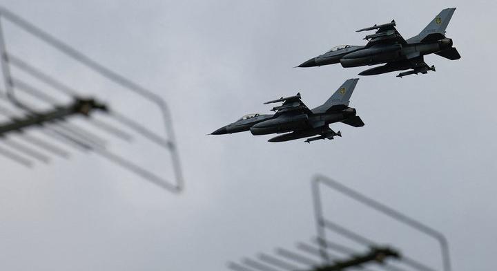 Ismeretlenek lézerrel világítottak az F–16-os vadászgépek pilótáira Németországban