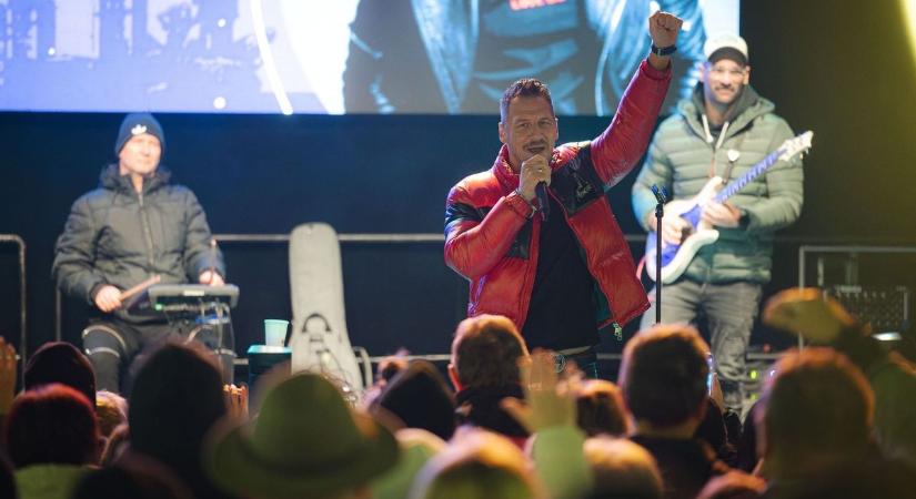 Egy tűt sem lehetett leejteni a Dobó téren Vastag Csaba koncertjén  fotók