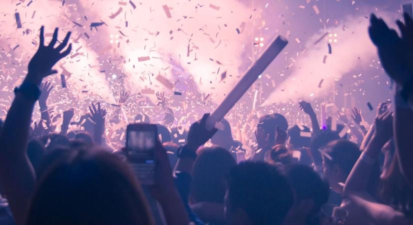 Pénzkidobás vagy hatékony csapatépítő eszköz? Kiderült az igazság a karácsonyi céges bulikról