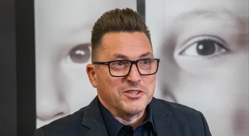 Kovács Ákos az AI generált zenékről: „Ha létezik ilyesmi, az riasztó”