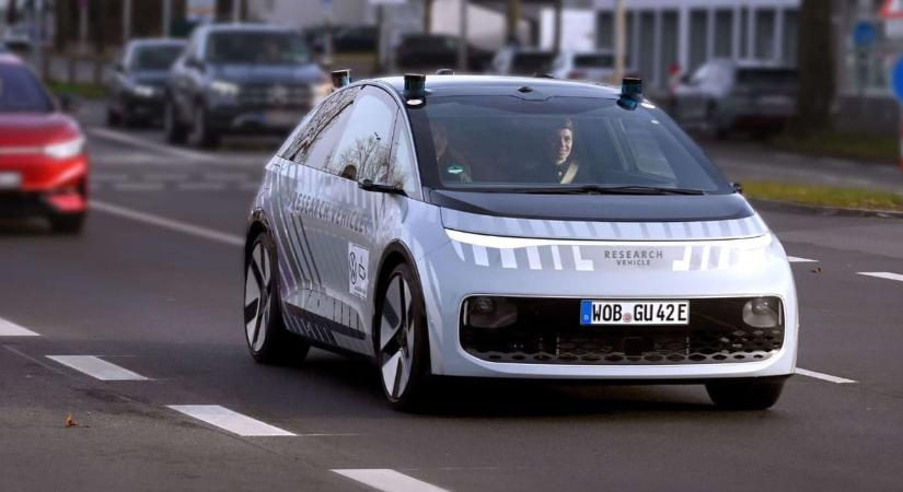 Kormány és pedálok nélküli autót tesztel forgalomban a Volkswagen