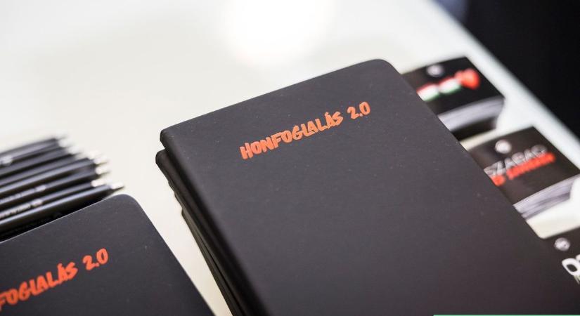 Kezdetét vette a háborúellenes ülés Mohácson: mindenki Orbán Viktort várja – ÉLŐ