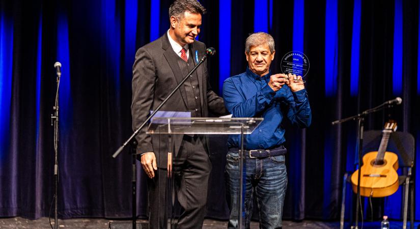 Elsírta magát a gyermekotthonból induló asztalosművész, amikor átvette a Bogdán László-díjat