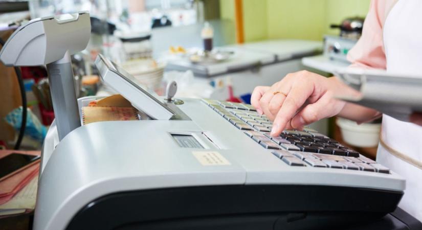 Furcsa pénztárgéphasználat miatt vizsgált cégeket a NAV