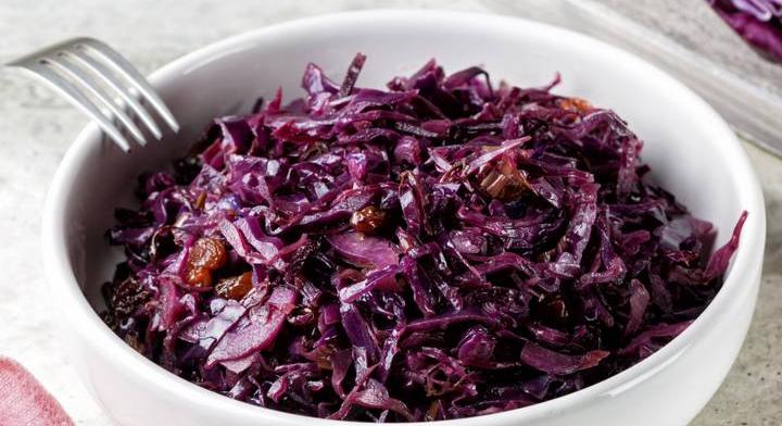 Narancsos lila káposzta sültek mellé: különleges ünnepi köret