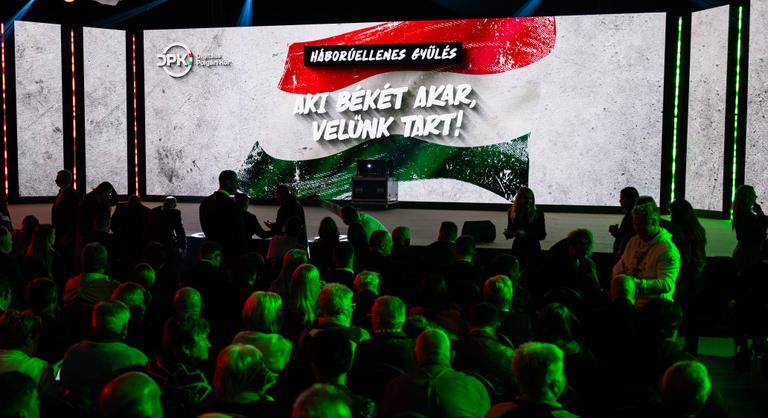 Rákay Philip busómaszkkal üldözi el Magyar Pétert Mohácson – elkezdődött a DPK gyűlése