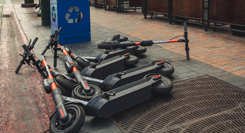 Lejárt a türelmi idő: mostantól kötelező a biztosítás az elektromos rollerekre is
