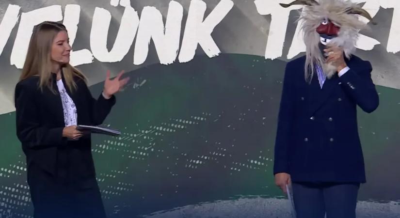 Rákay Philip busómaszkban lépett színpadra a mohácsi DPK-gyűlésen