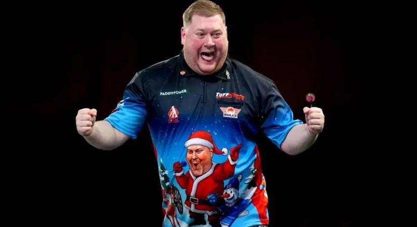 Kínos jelenetek a darts-vb-n, élő adásban szakadt el a versenyző nadrágja – videó