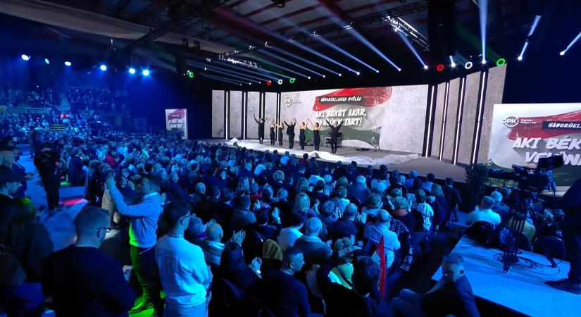 Tömeg a Háborúellenes Gyűlésen: Nem volt elég az első és a második világháború?