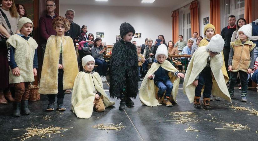 Luca napi népszokásokat idéztek fel - gyermektáncház Gencsapátiban - fotók