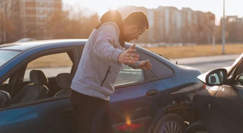 Az autómentős is lefagyott: a levegőben lógott a Volkswagen Miskolcon – Megdöbbentő fotóval