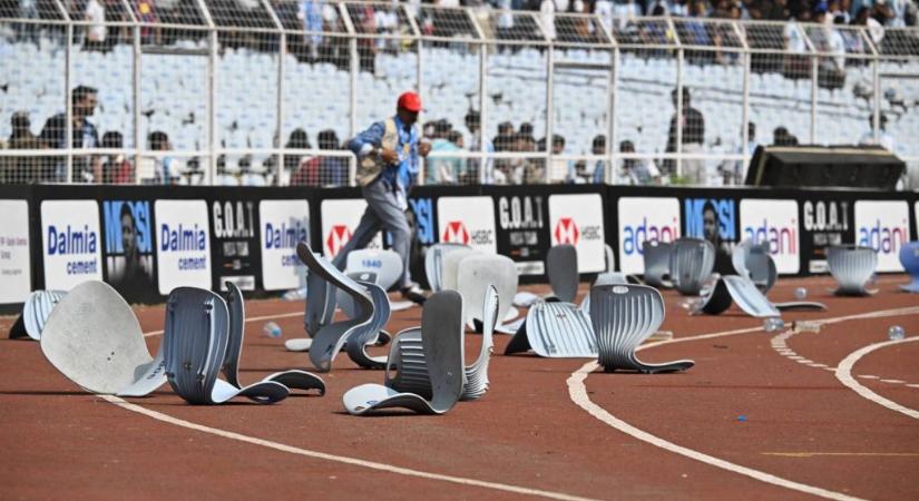Nagy botrány tört ki Messi miatt, a rajongók feltépték a stadion székeit