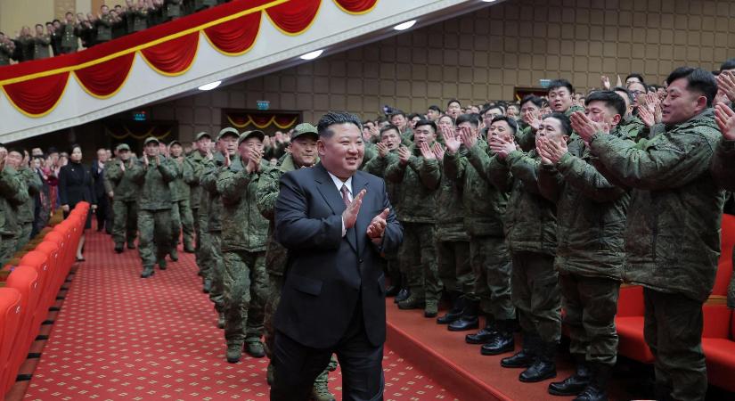 Kim Dzsongun személyesen köszöntötte az oroszországi küldetésről hazatérő aknamentesítő katonákat