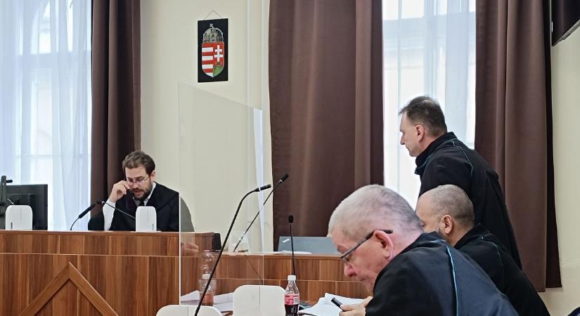 420 ezer forint miatt fenyegette volt munkatársát és annak gyerekeit