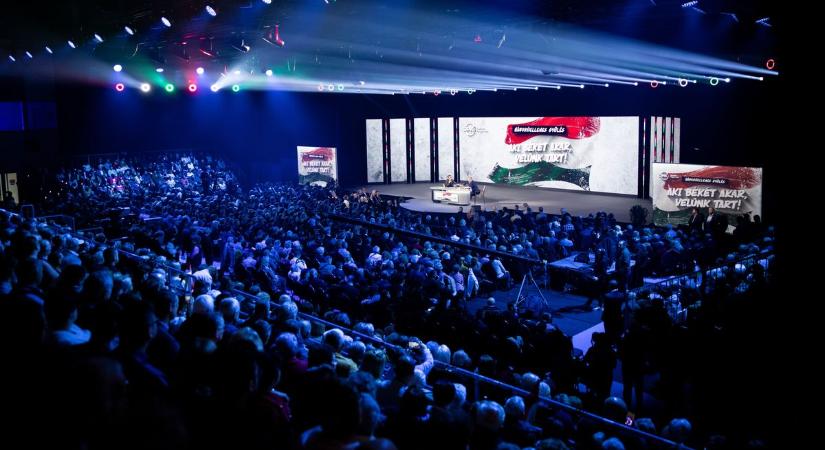 Megkezdődött Mohácson a háborúellenes gyűlés, dugig van a helyi sportcsarnok – frissül