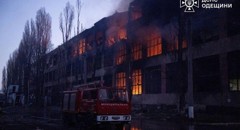 Zelenszkij: Oroszország szombatra virradóra több mint 450 drónnal és 30 rakétával támadta Ukrajnát