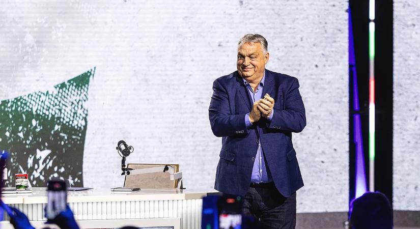 Itt a negyedik DPK-gyűlés, Orbán Viktor egy meglepetés vendéggel beszélget Mohácson – élő közvetítés