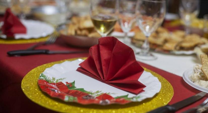 Így hajtogathatsz gyönyörű szalvétát az ünnepi asztalra: étteremben sem találsz szebbet