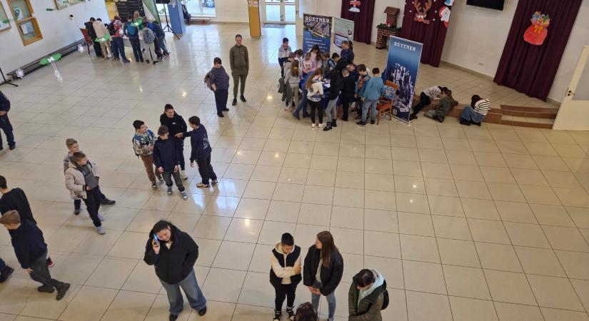 Pályaválasztási nap a Bárdosban: cégek és iskolák segítettek a döntésben a nagyatádi diákoknak