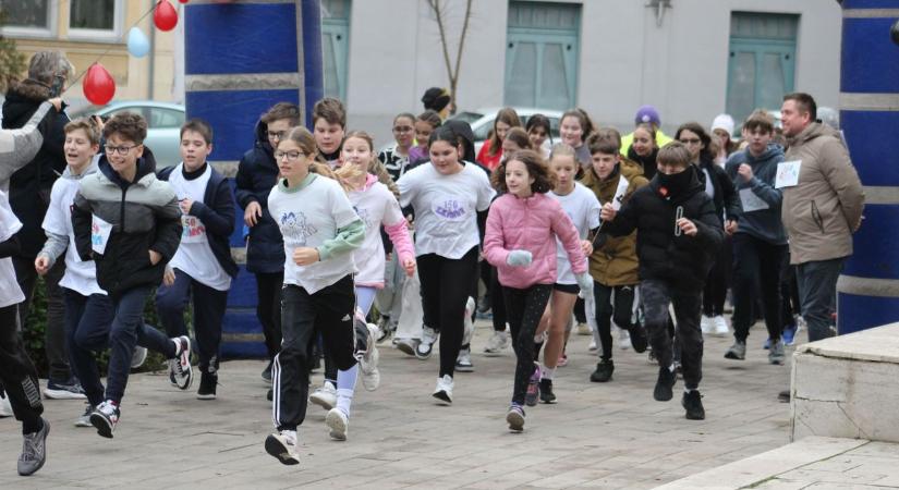 Jótékonysági futást szervezett a kecskeméti Zrínyi Ilona Általános Iskola – fotók