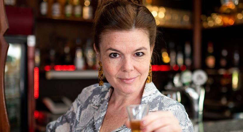 A mi kis falunk kocsmárosnéja és lánya: Anna is tehetséges színésznő lett