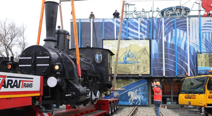 100 éves gőzmozdony került a Fővárosi Nagycirkusz elé – Ez az oka!