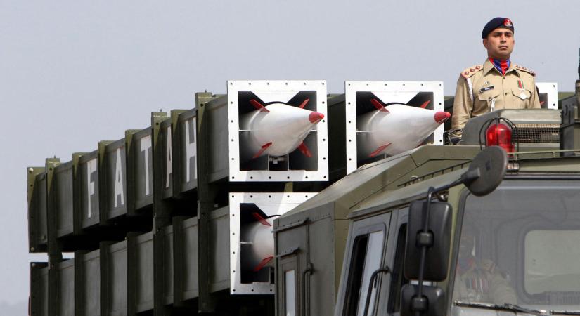 Pakisztán marsallja csendes puccsal a hadsereg uralma alá hajtja az országot