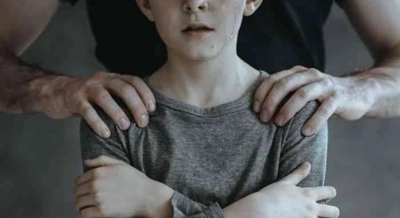 Évekig titkolta, amit a gyerekekkel tett, most bíróság elé áll a pedofil